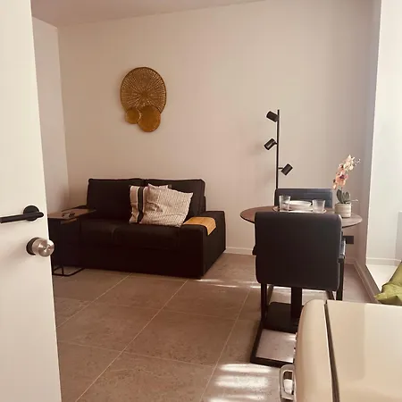Christina's 1 Bed-first Floor 4 Min From Apartment *
